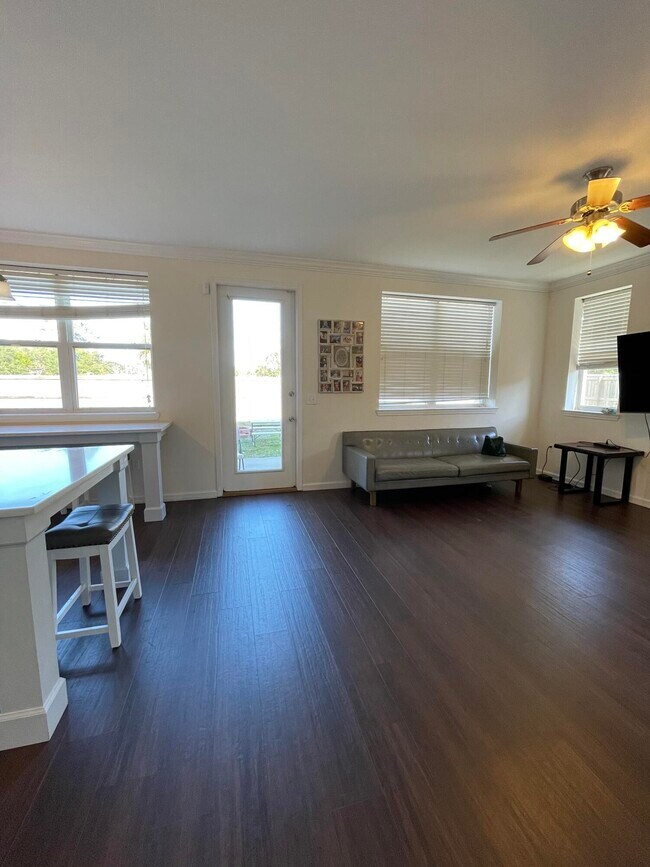 Building Photo - 860 Solimar Way