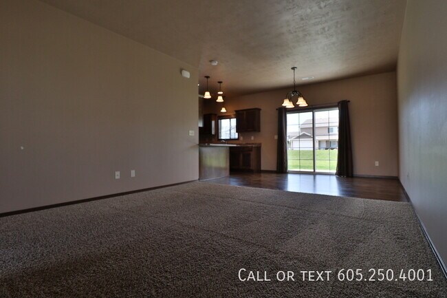 Building Photo - Superb 3 Bedroom Townhome with Club House ...
