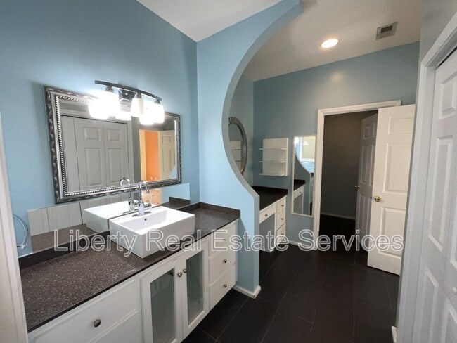 Building Photo - 380 Tremain Dr