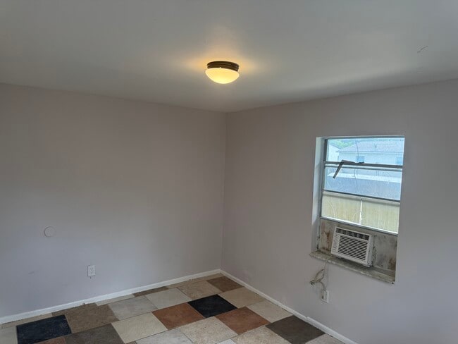 Building Photo - 2143 Laura Ln