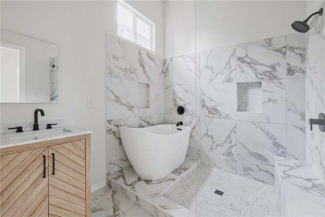 Building Photo - 2404 Ursulines Ave