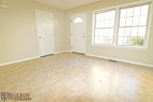 Building Photo - 2 Bedroom, 2.5 Bath Townhome Near Med Center - Available 07/04/2026