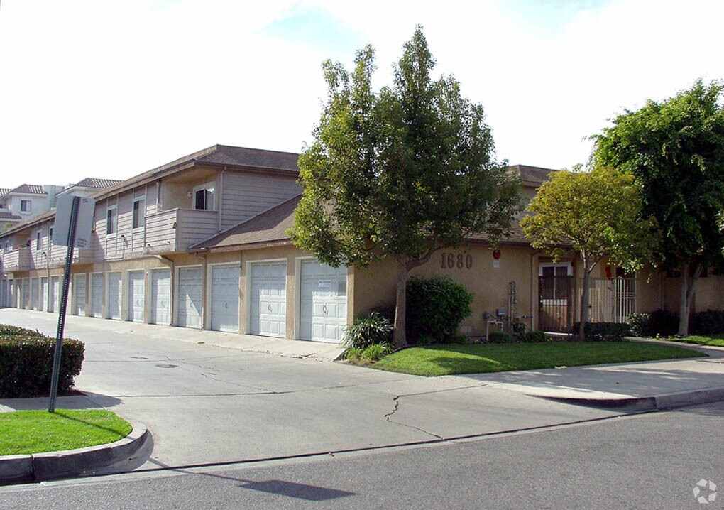 Alternate view - Villa Catalpa