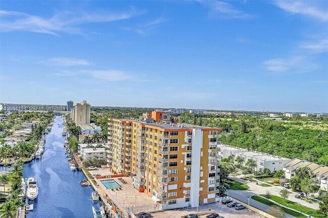 Foto del edificio - 2450 NE 135th St
