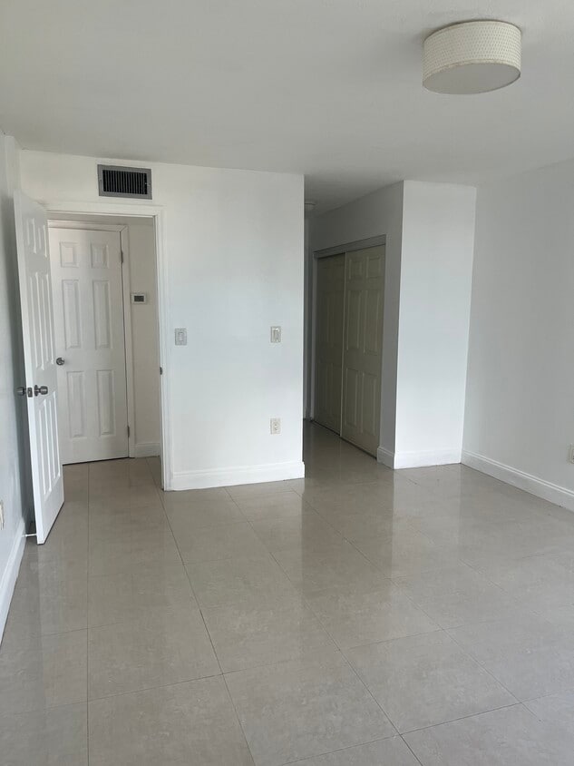 Foto del edificio - 600 NE 25th St