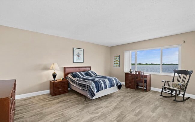 Large bedrooms - 250 S Sykes Creek Pky