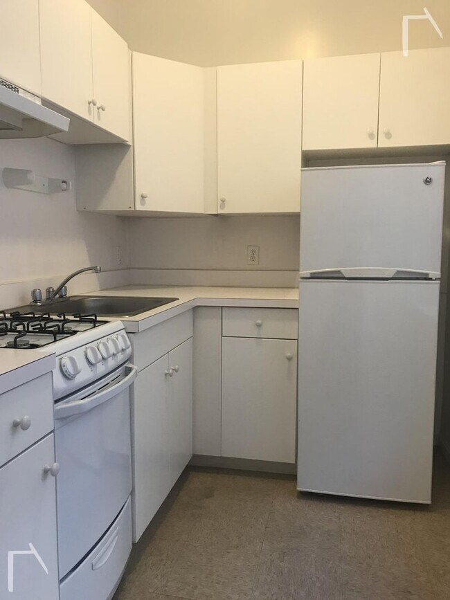 Building Photo - Avl NOW, No Fee! Charming 2-room studio in...