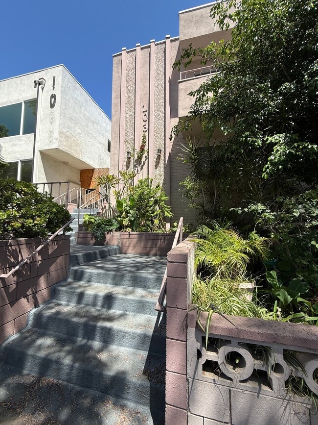 Foto del edificio - 1030 N Edinburgh Ave