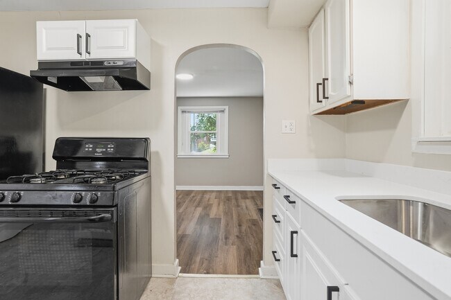 Building Photo - 624 Elm Dr