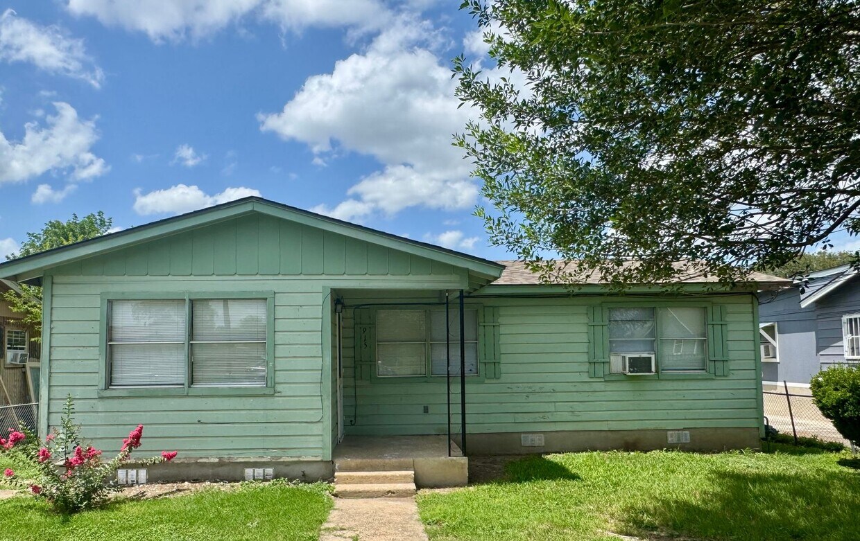 Primary Photo - Cute 3/1 Home Available for Immediate Move...