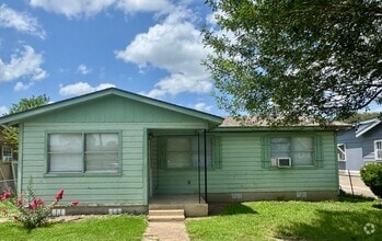 Building Photo - 915 Sams Dr