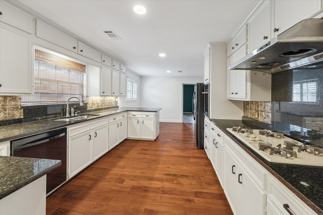 Primary Photo - 7215 Alderney Dr