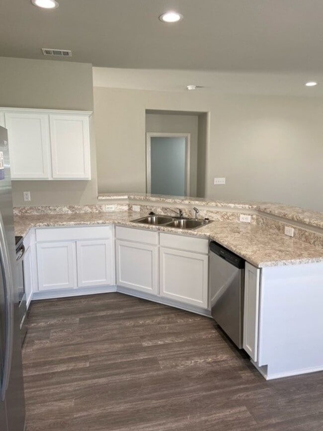Building Photo - *Rent FREE until May 1st!** Three Bedroom | Two Bath Home in Fairview Haven