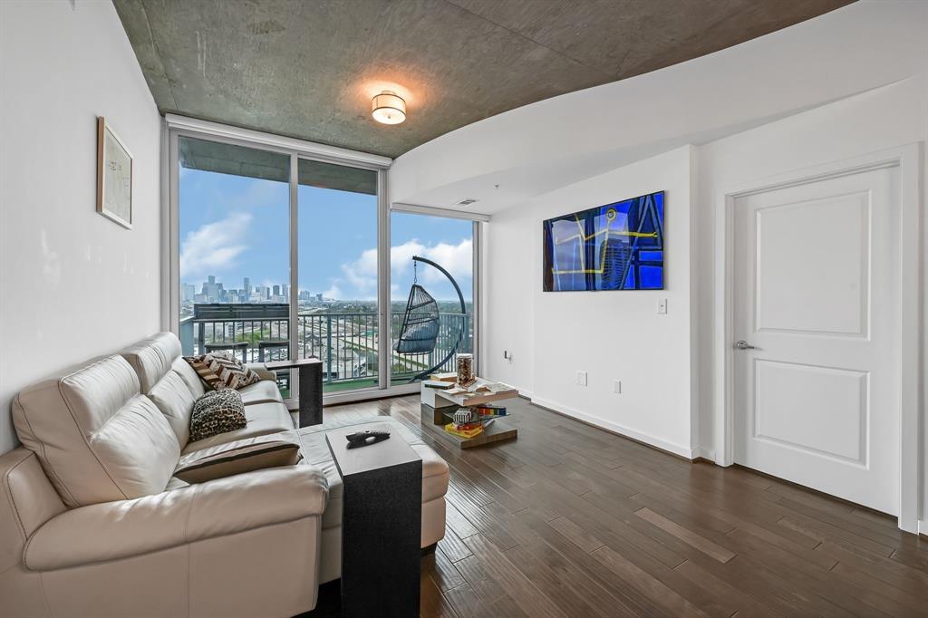 Foto principal - 5925 Almeda Rd
