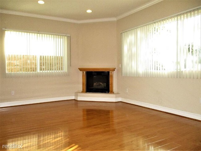 Building Photo - 565 E San Jose Ave