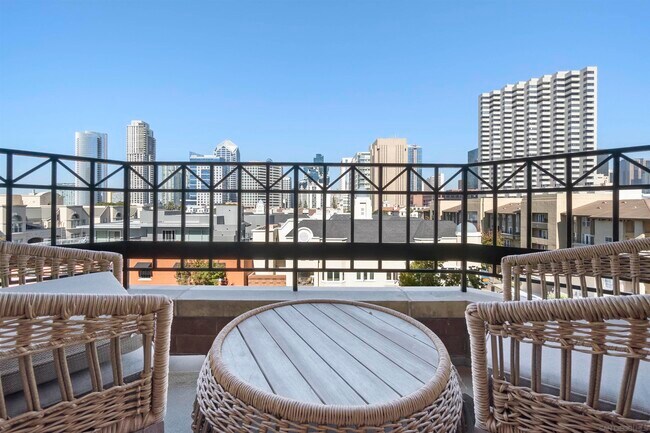 Foto del edificio - 500 W Harbor Dr