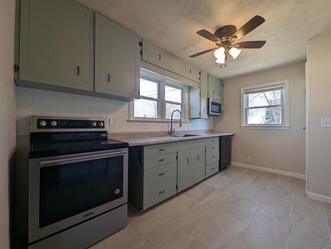 Building Photo - 130 13th Ave E