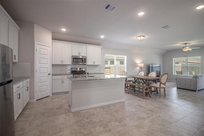 Building Photo - 32239 Cedar Crst Dr