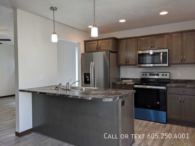 Building Photo - 3 Bed 1.5 Bath on the West Side of Sioux F...