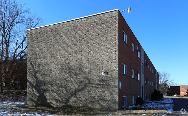 Foto del edificio - 2618 Chesterfield Ct