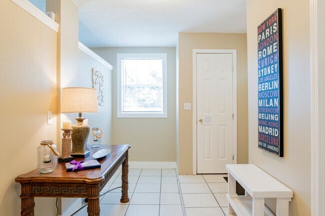 Foto del edificio - Bright & Comfortable 3 Bed/2.5 Bath Pensac...