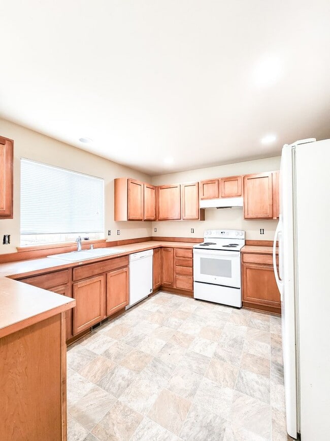 Foto del edificio - 3 Bedroom Home - Large Yard