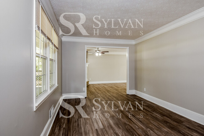 Building Photo - Feel welcome and comfortable in this charm...