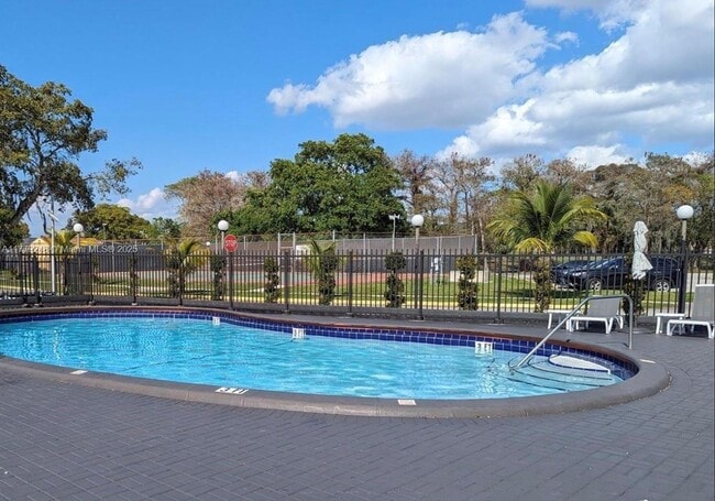 Building Photo - 7960 Colony Cir N