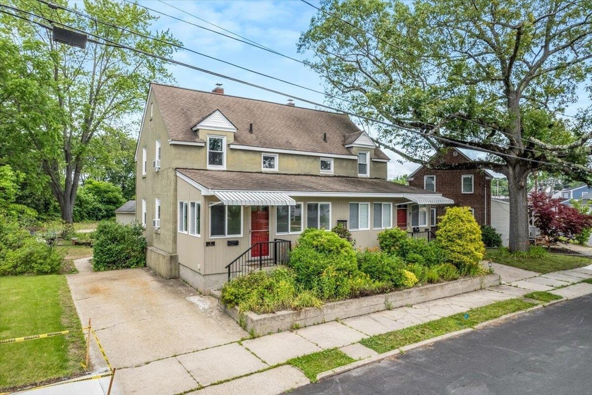 Primary Photo - 3 Perry Ave