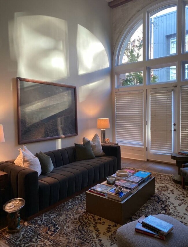 Foto del edificio - Desirable Nettleton rare vacancy 2 Bd  2.5 baths, 2 parking space are included one in covered  ga...