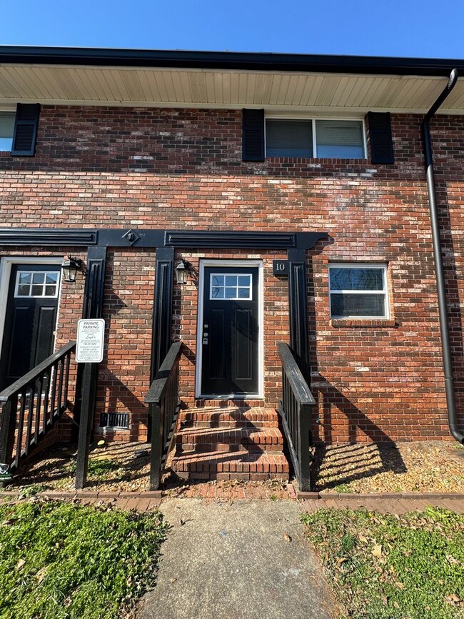 Building Photo - Nice Brick 2/1 Apartment in Cave Spring- $995