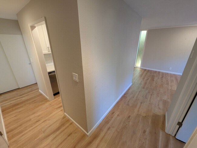 Foto del edificio - Spacious 2/1 Condo near BART Available Now!