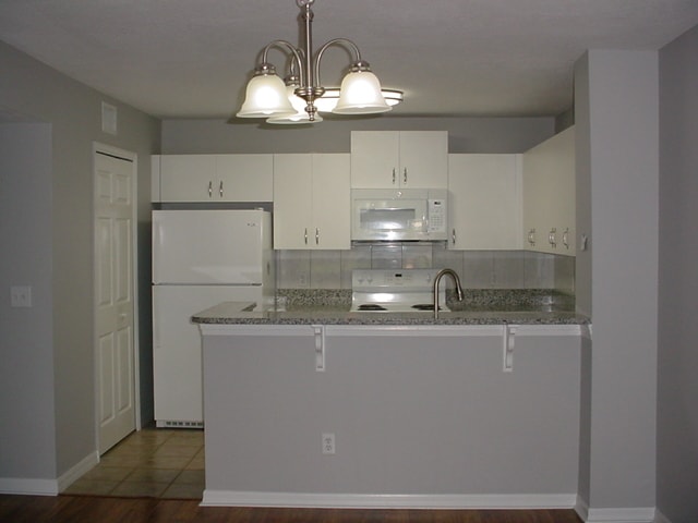 Kitchen and breakfast bar - 1880 Long Iron Dr