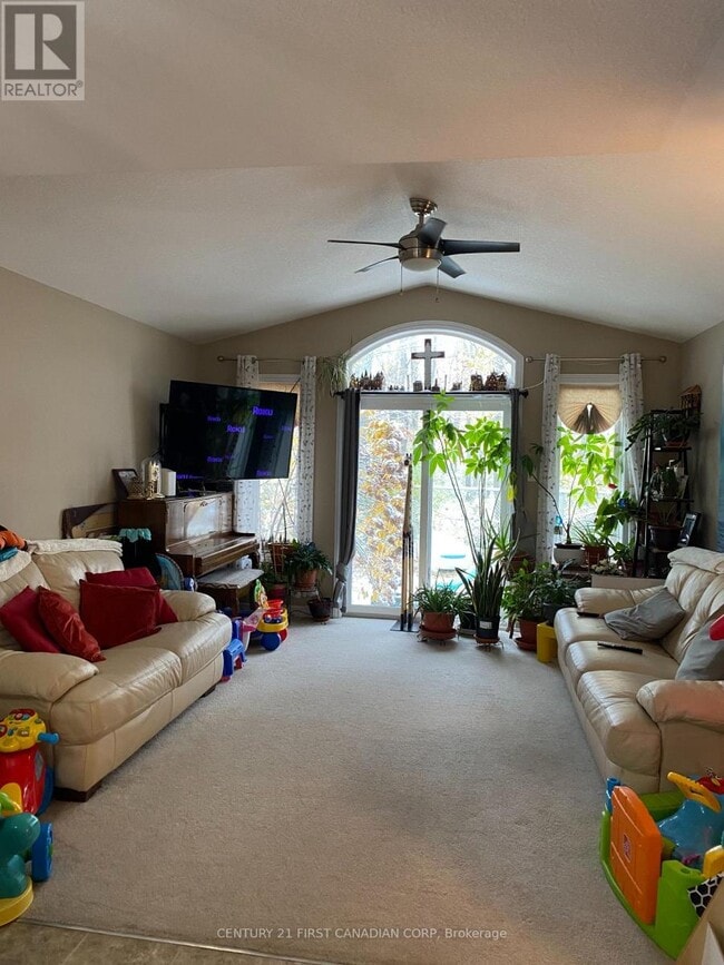 Building Photo - 811 Silverfox Crescent