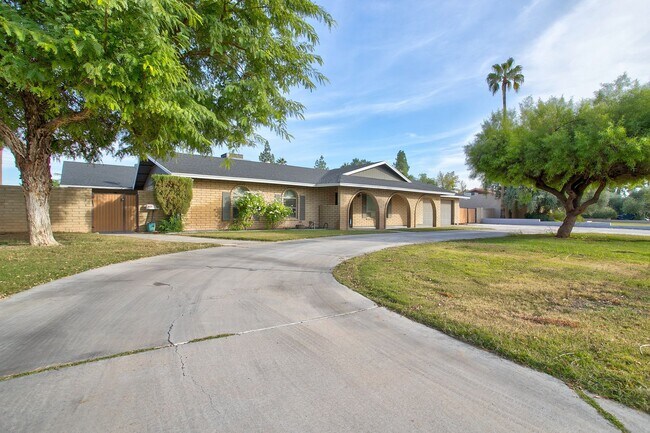 Foto del edificio - Gorgeous 5 Bedroom with a Den Remodeled pr...