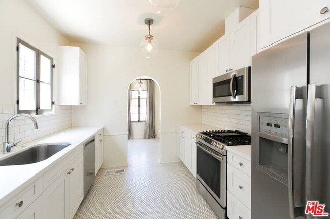 Building Photo - 1136 S Hayworth Ave