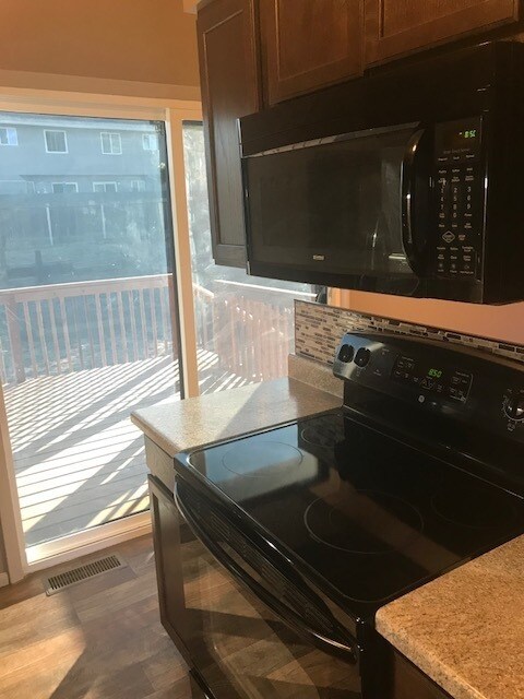 Building Photo - Cute Bi-Level 3 Bed/2 Bath Home!