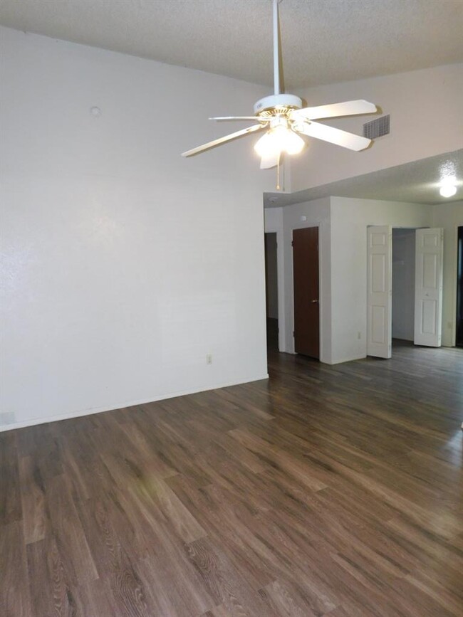 Building Photo - 7800 Brodie Ln