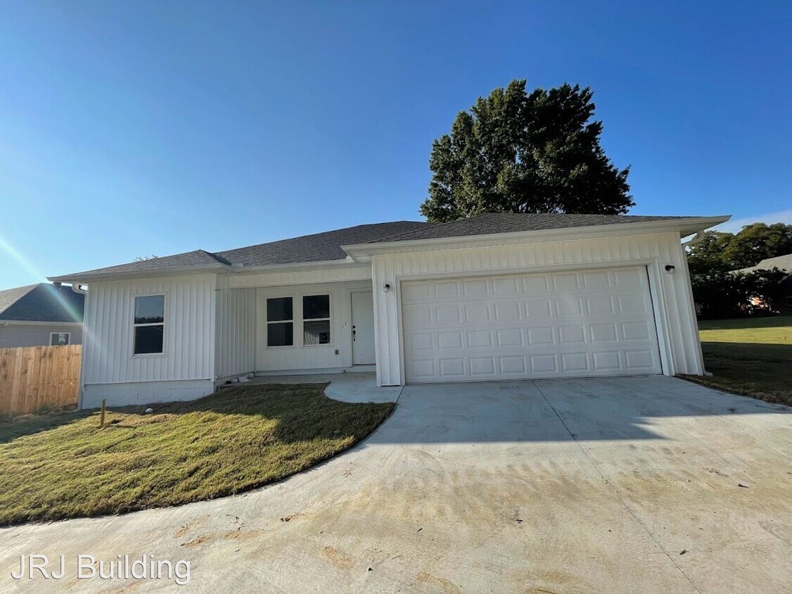 Primary Photo - 3 br, 2 bath House - 33 Woodhaven Dr