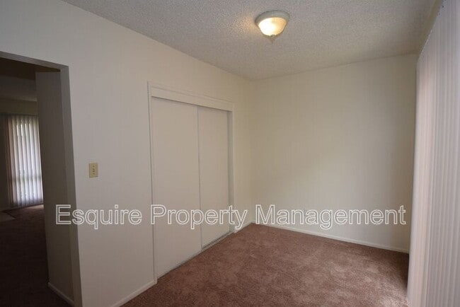 Building Photo - 2050 N Ventura Rd