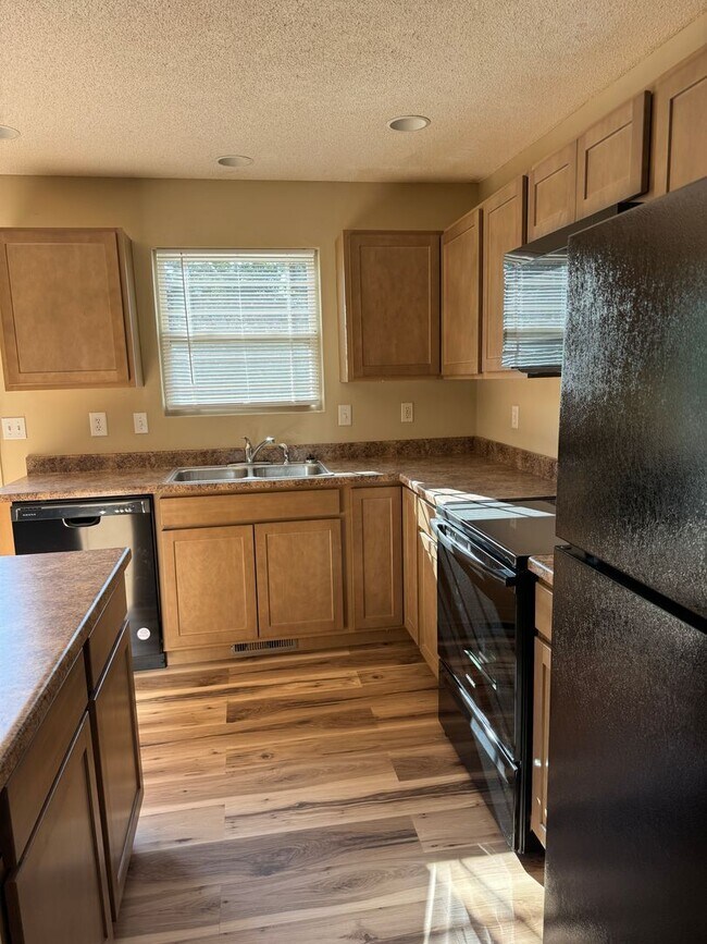 Building Photo - Split Level Three Bedroom 2.5 Bath with Tw...