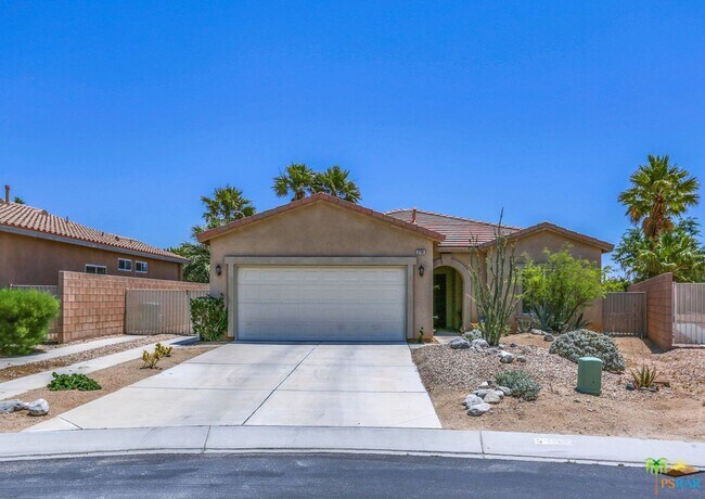 Foto del edificio - Escape to Your Private Desert Oasis in Pal...