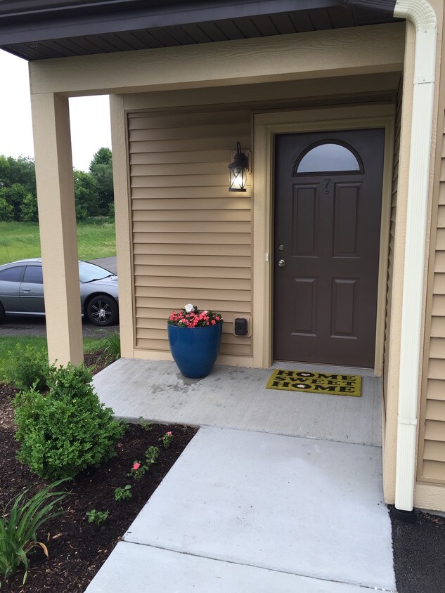 Foto principal - 653 Featherstone Rd