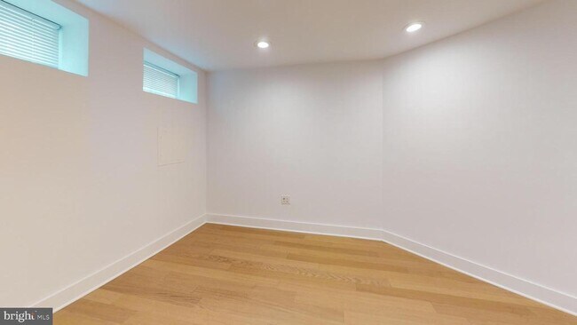 Foto del edificio - 472 Ridge St NW