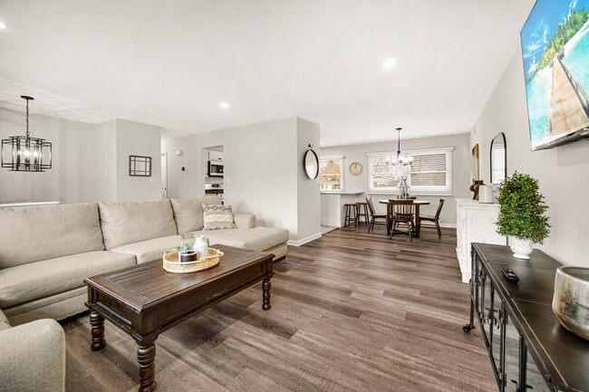 Building Photo - 560 Kathleen Dr