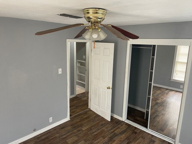 Building Photo - In the heart of Cleburne