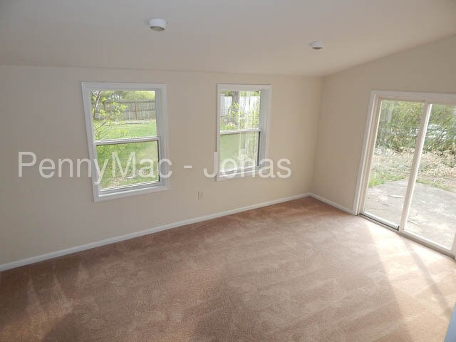 Building Photo - 2746 Phipps Ave