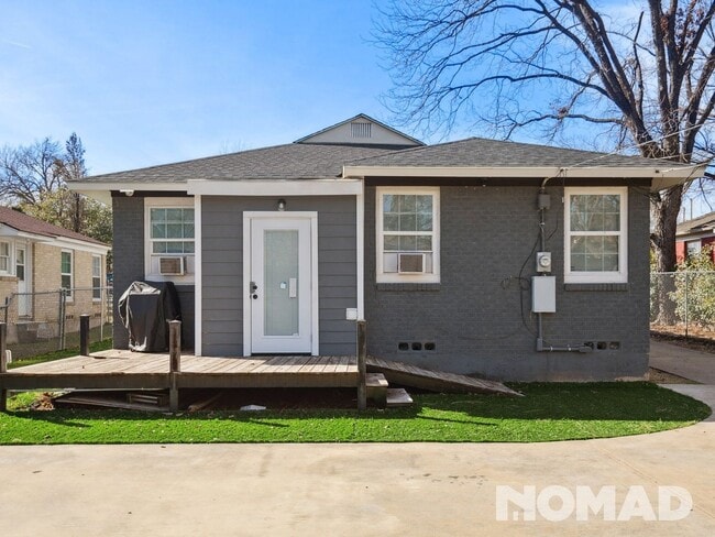 Building Photo - 1 bedroom renovated duplex