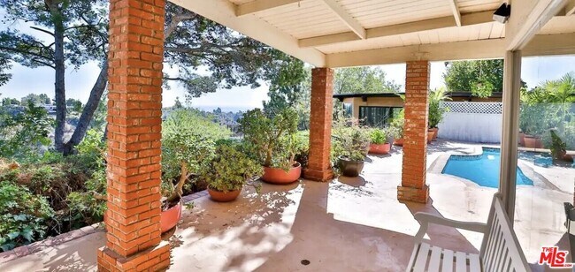 Building Photo - 2042 Linda Flora Dr