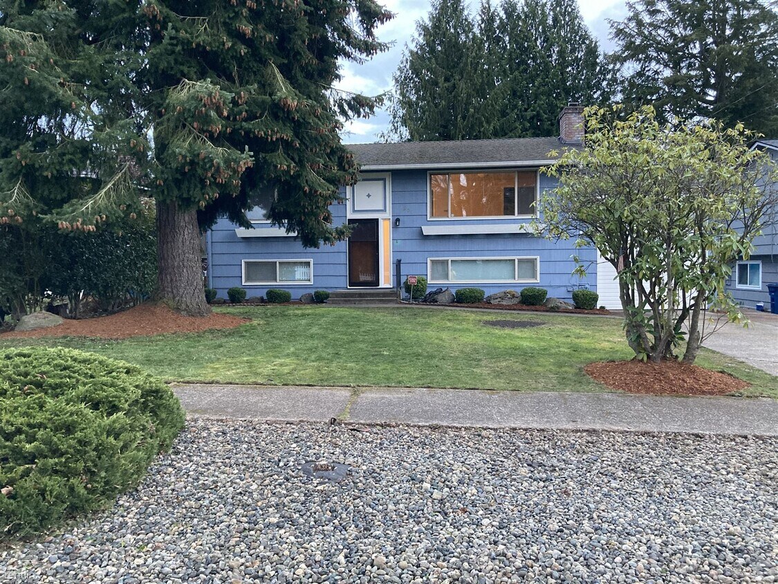 4 br, 2 bath House 1801 South 261st Place House Rental in Des